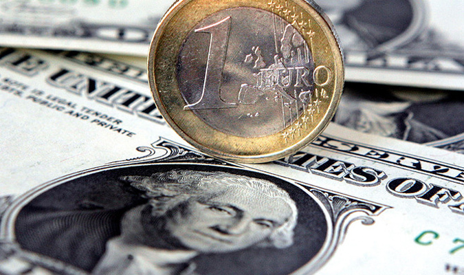 Евро дешевеет к доллару перед встречей Еврогруппы по долговому вопросу Греции