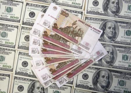 В понедельник рубль оказался под давлением